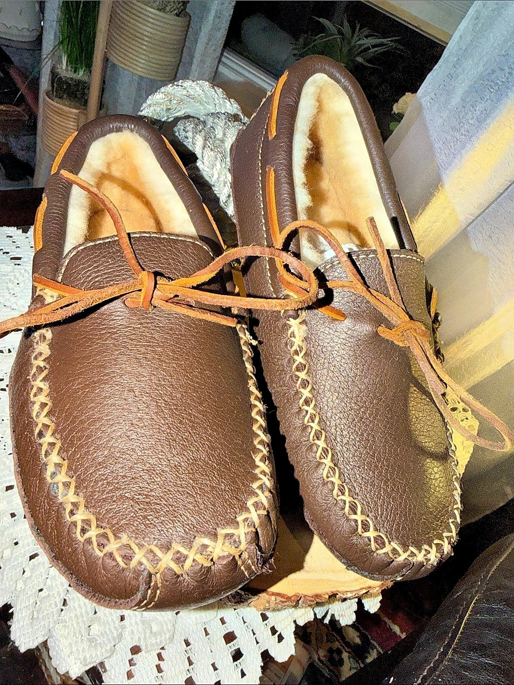 Minnetonka Men’s Sheepskin Lined Moosehide Moccasin Slippers Brown Size 7